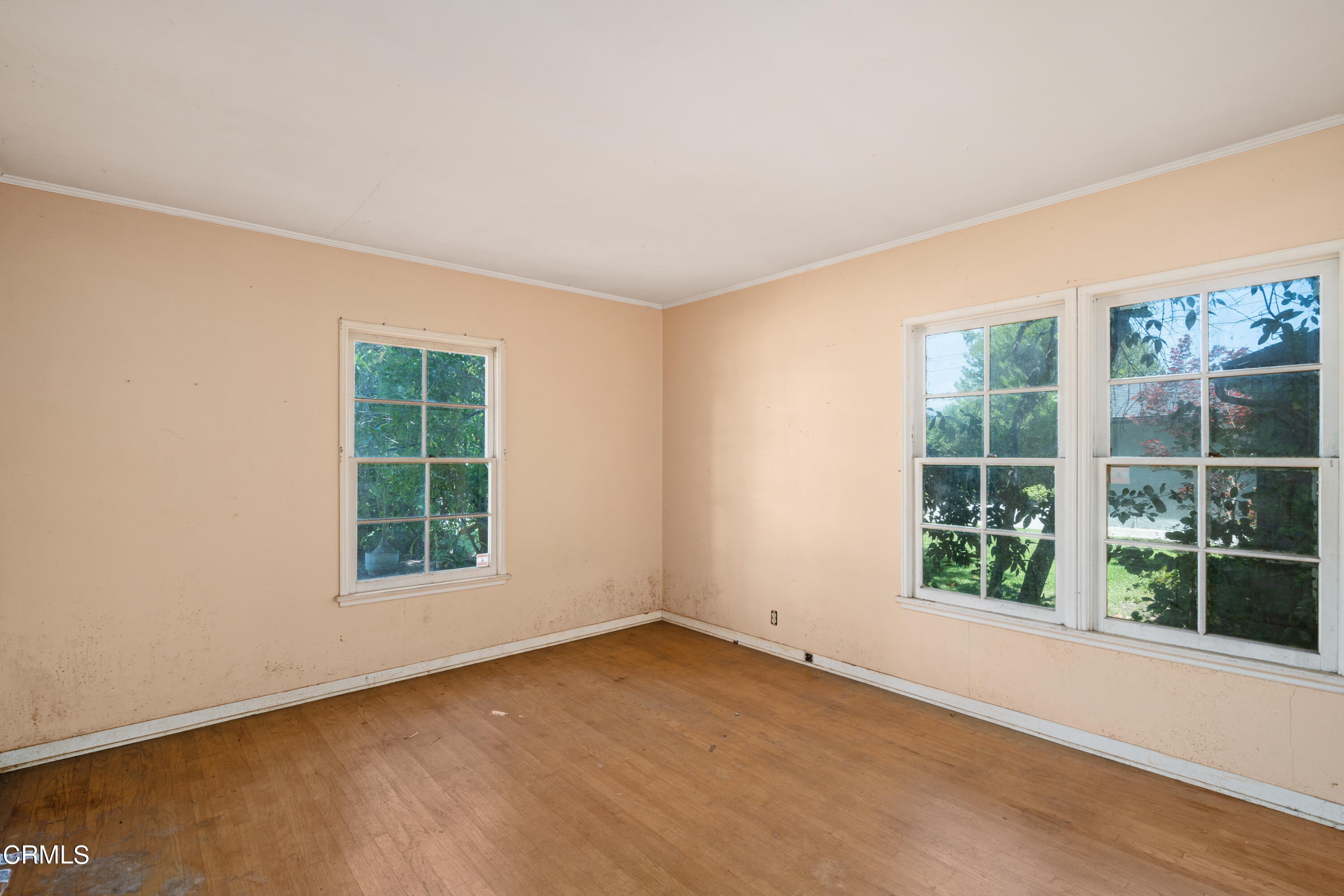 3254 Orlando Road Pasadena, CA 91107 - Photo 19 of 25 an empty room with a window