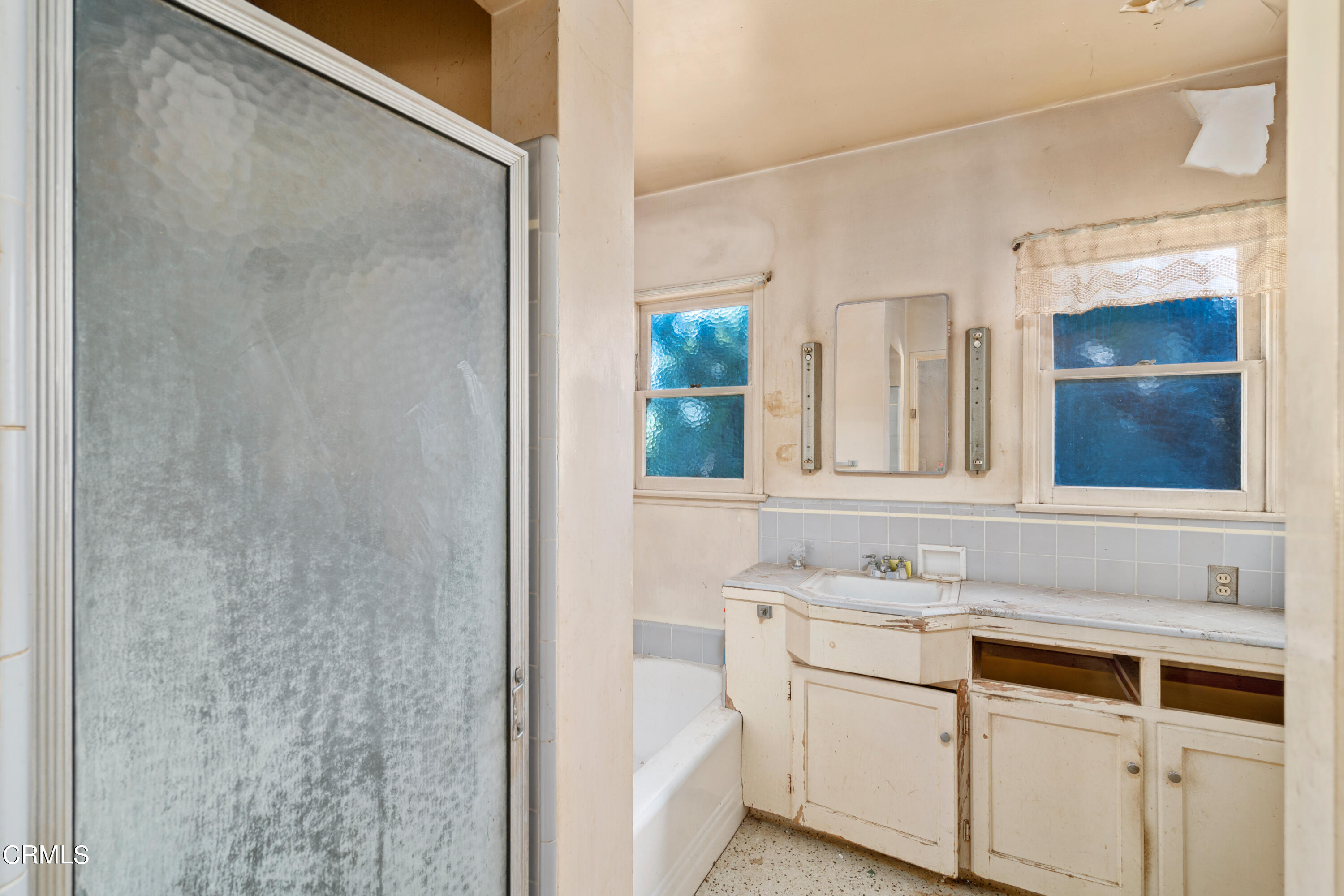 3254 Orlando Road Pasadena, CA 91107 - Photo 20 of 25 a bathroom with a sink and a mirror