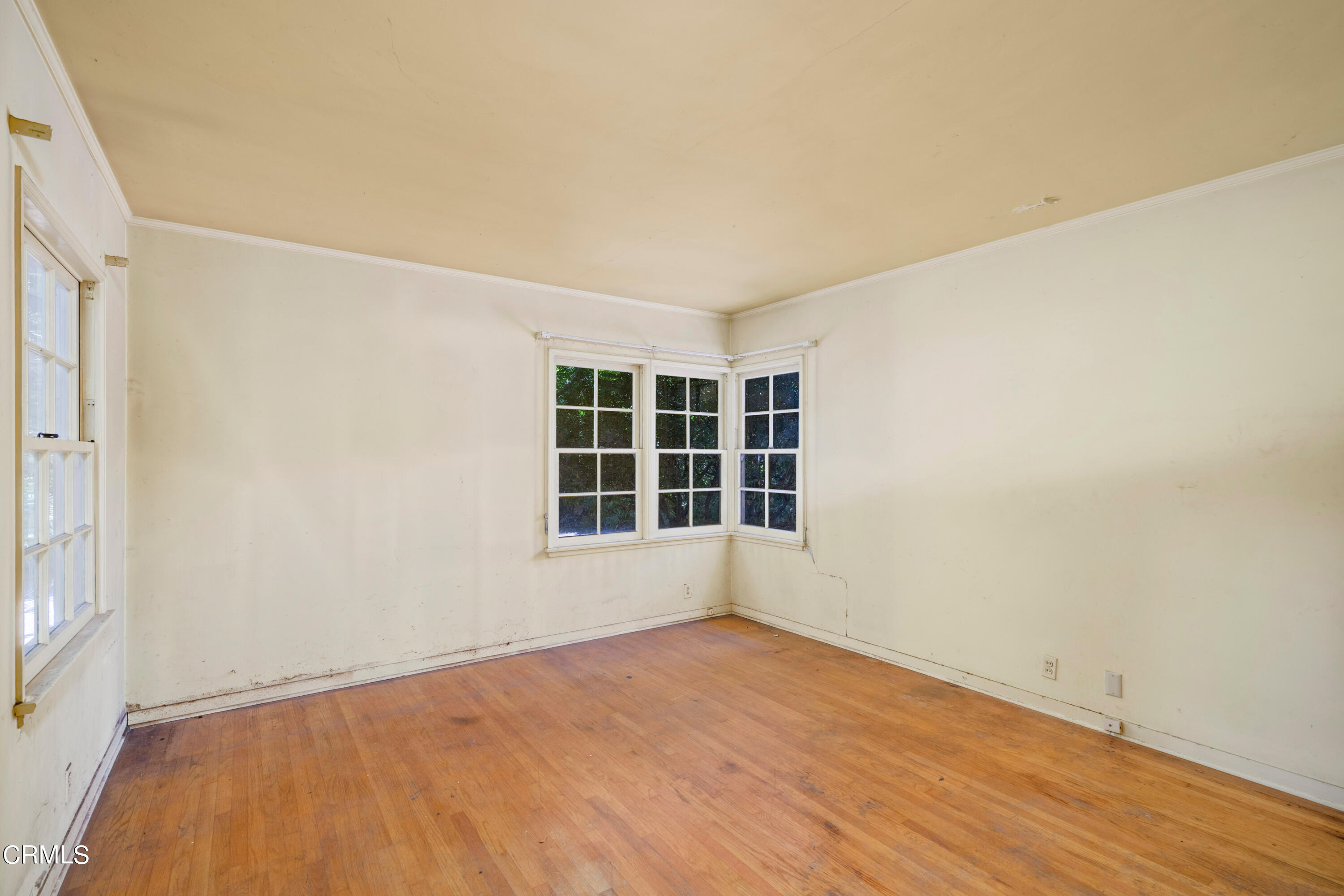 3254 Orlando Road Pasadena, CA 91107 - Photo 21 of 25 an empty room with a window