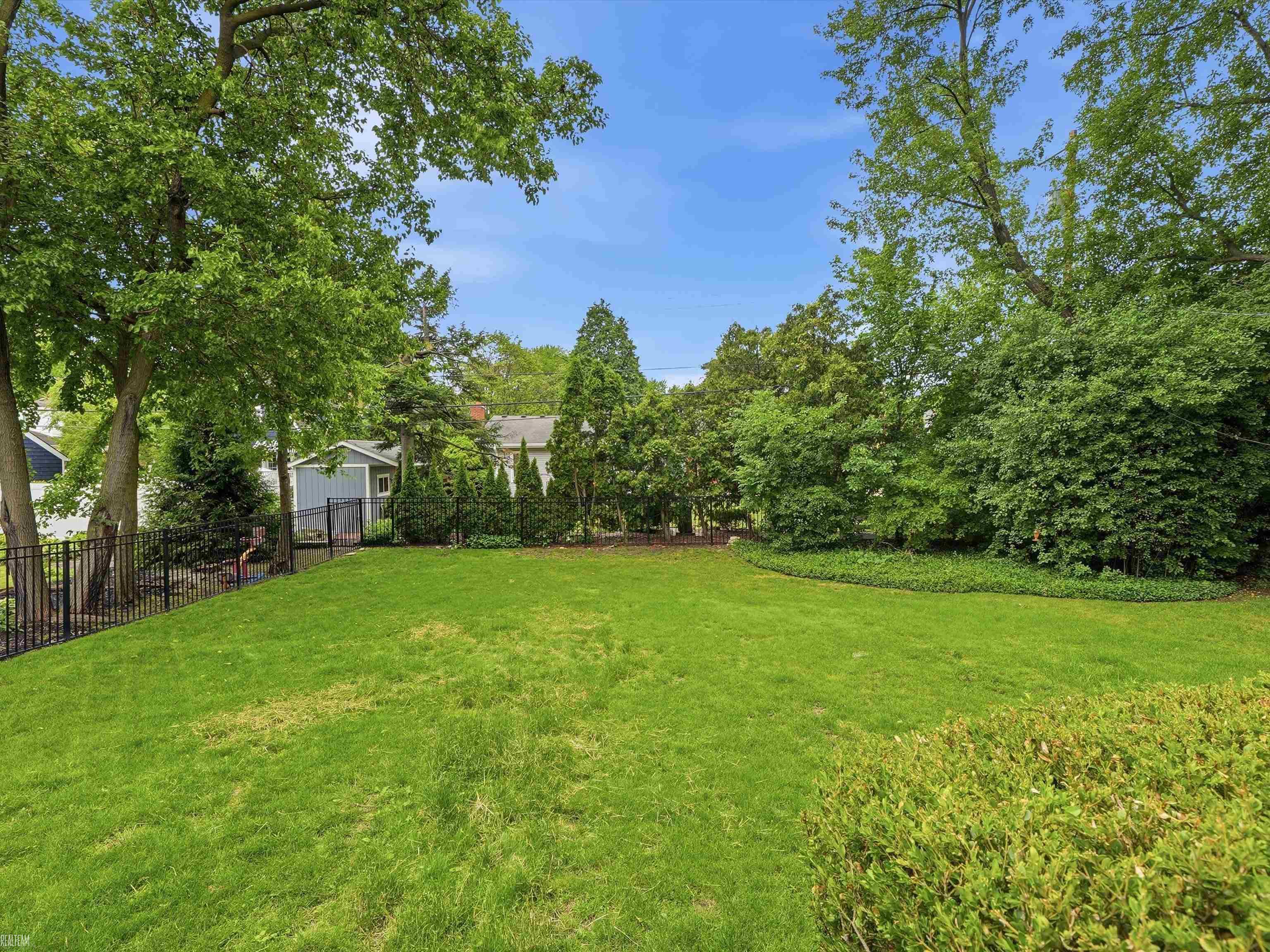 2622 Bembridge Road Royal Oak, MI 48073 - Photo 38 of 46