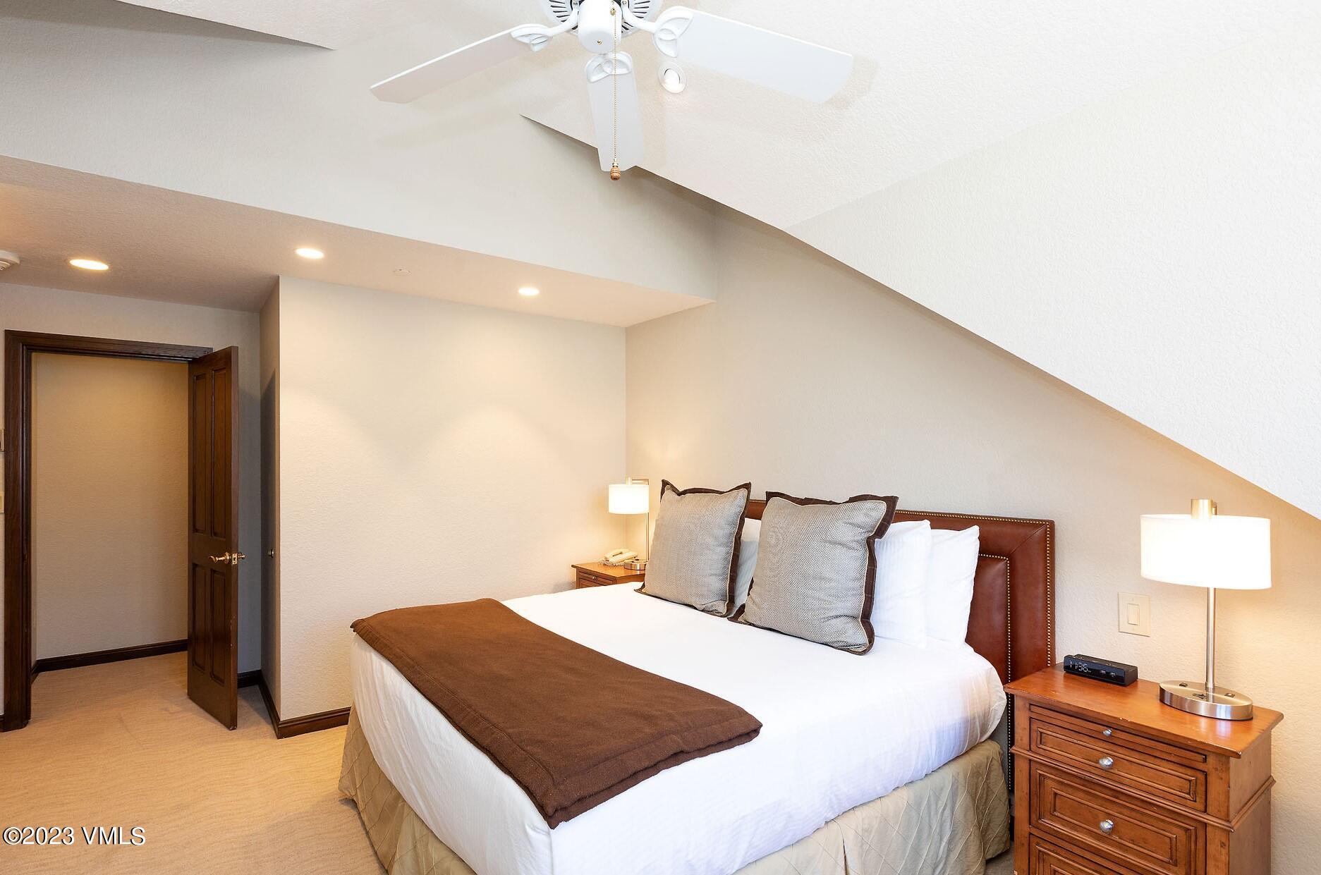 210 Offerson Road, Unit 421 WEEK 47 Beaver Creek, CO 81620 - Photo 10 of 27 a bedroom with a bed and a night stand