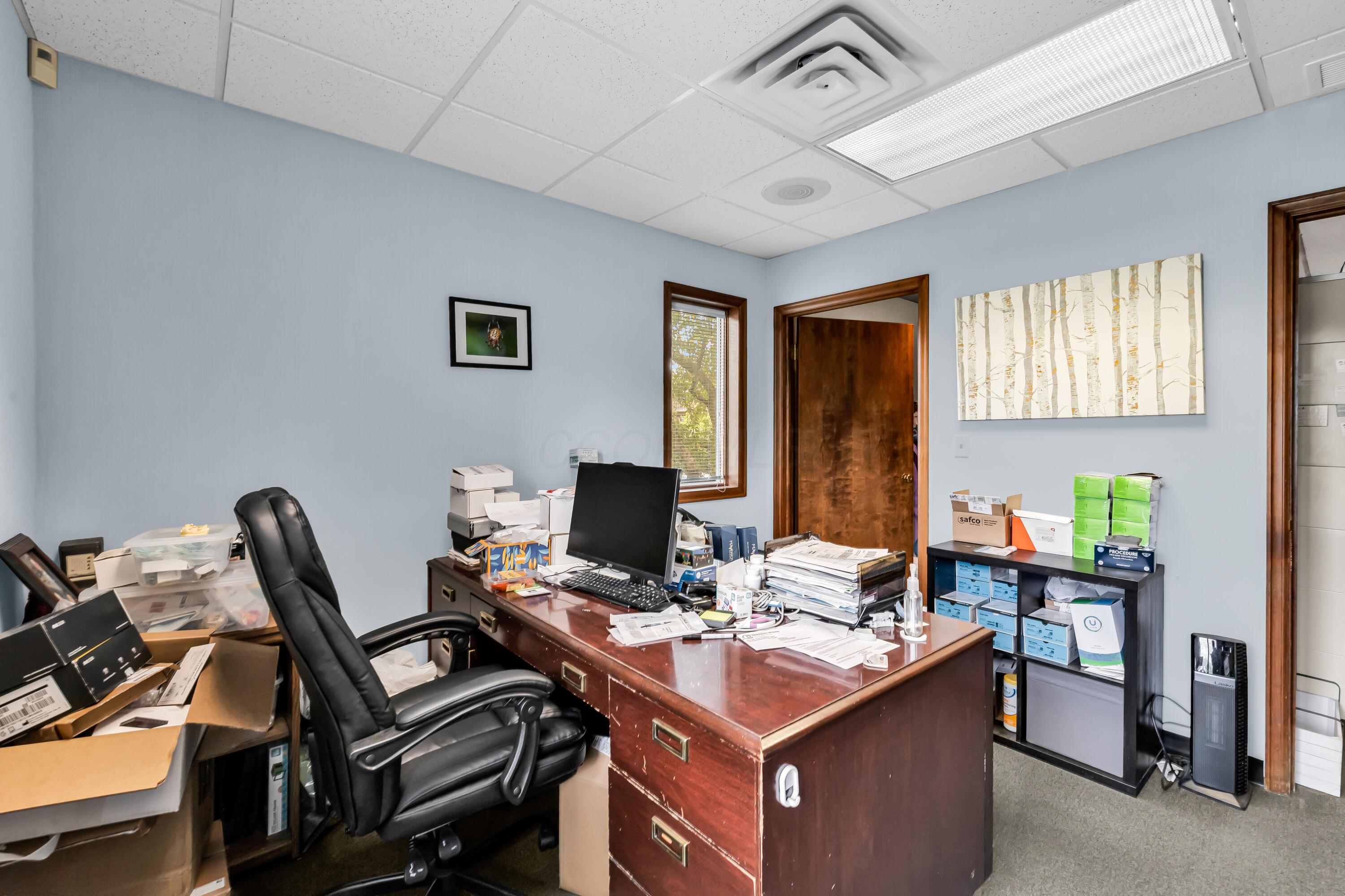 1240 Crescent Heights Road Marion, OH 43302 - Photo 22 of 60 • Blue carpet • Papered walls • Acoustic ceiling tiles • Fluorescent lighting • Mini blinds