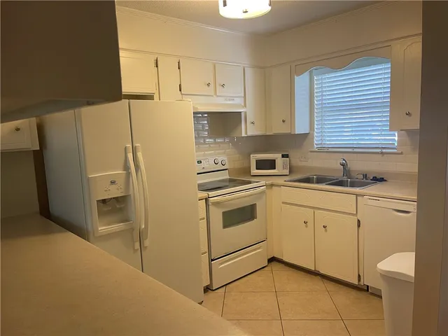 $1,975 | 104 Courtyard Villas Lane, Unit C1, St. Simons Island, GA 31522