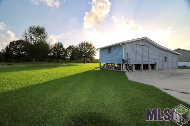 622 Aragon Road Montegut, LA 70377 - Photo 3 of 25 Workshop Features a Central Vaccumm