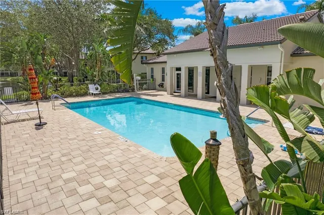 a view of a house with backyard