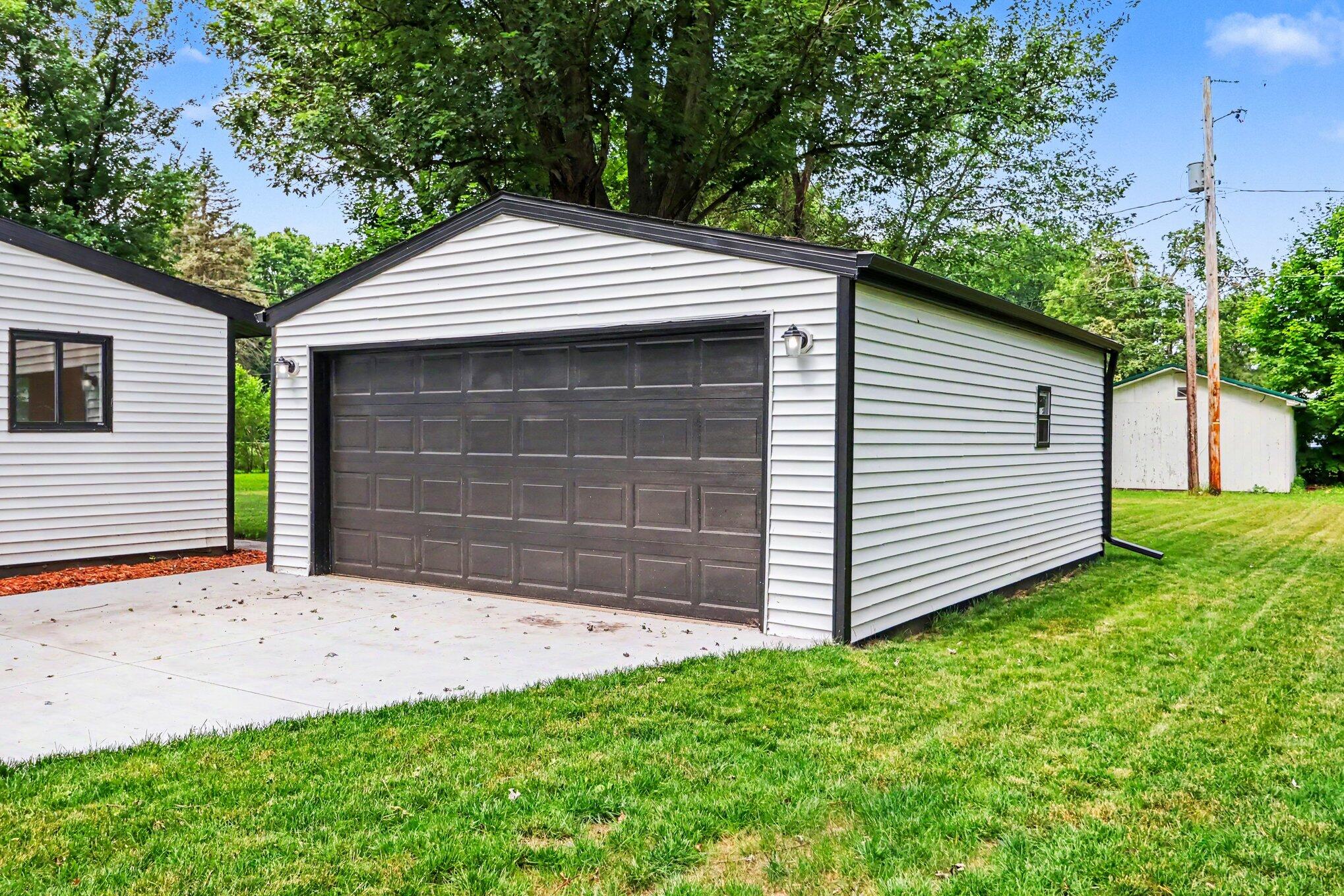709 11th Street Three Rivers, MI 49093 - Photo 2 of 25 002_file_6280