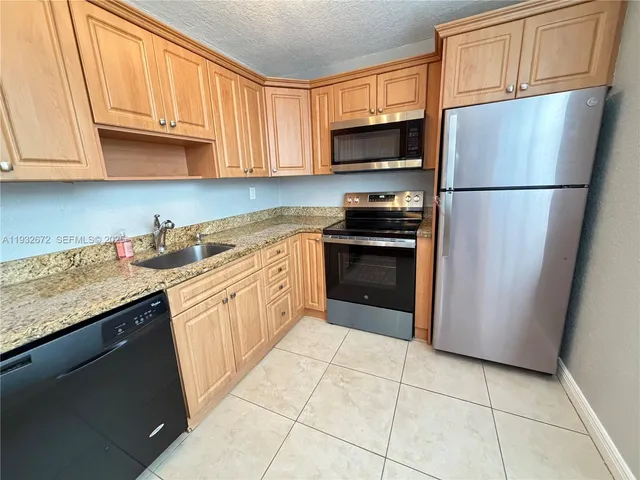 $2,000 | 9491 Evergreen Place, Unit 201, Davie, FL 33324