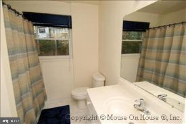 9211 Friars Road Bethesda, MD 20817 - Photo 21 of 30 Hall bath tub/shower combo