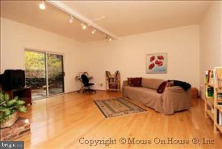 9211 Friars Road Bethesda, MD 20817 - Photo 9 of 30 Family Room