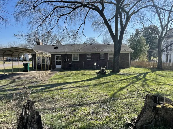 a view of a house with a yard