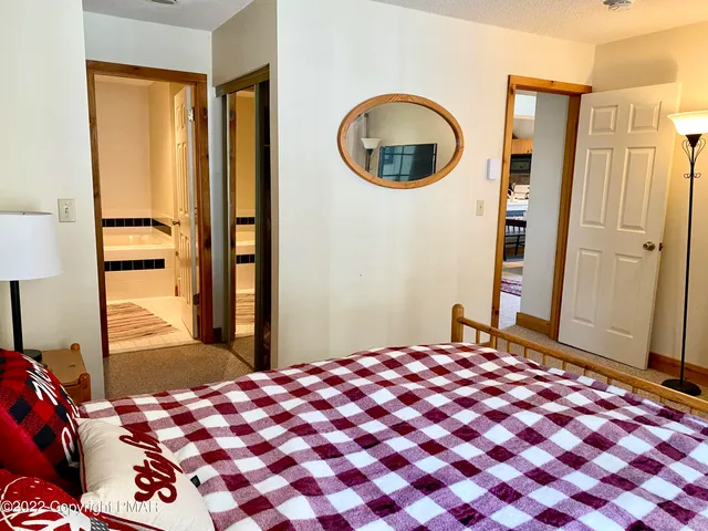 $475,000 | 50 Aspenwall Rd Lake, Lake Harmony, PA 18624