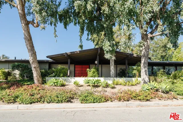 front view of house with a yard