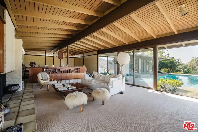 a room with lots of tables and chairs