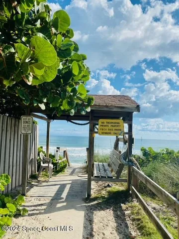 a picture of a table and chairs