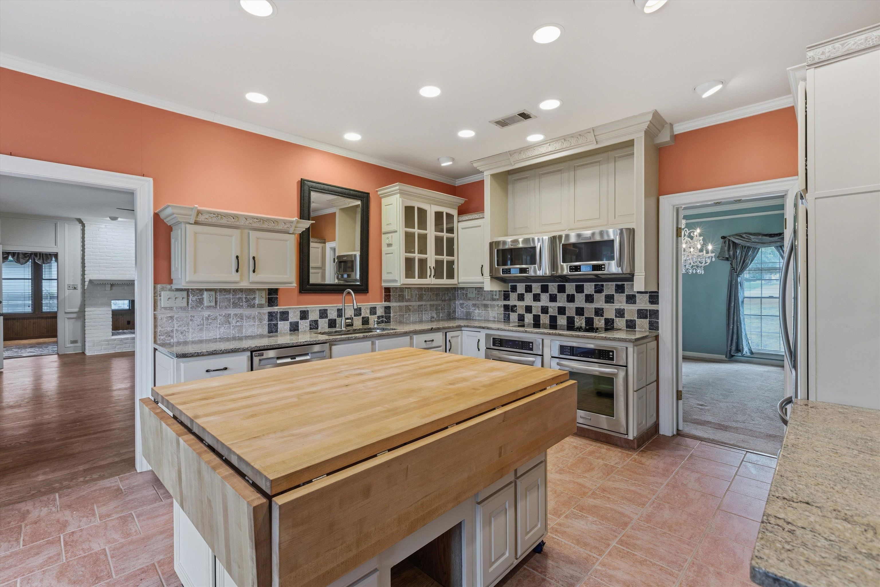 2783 West Levee Oaks Collierville, TN 38017 - Photo 17 of 40 a kitchen with a stove a refrigerator and a sink