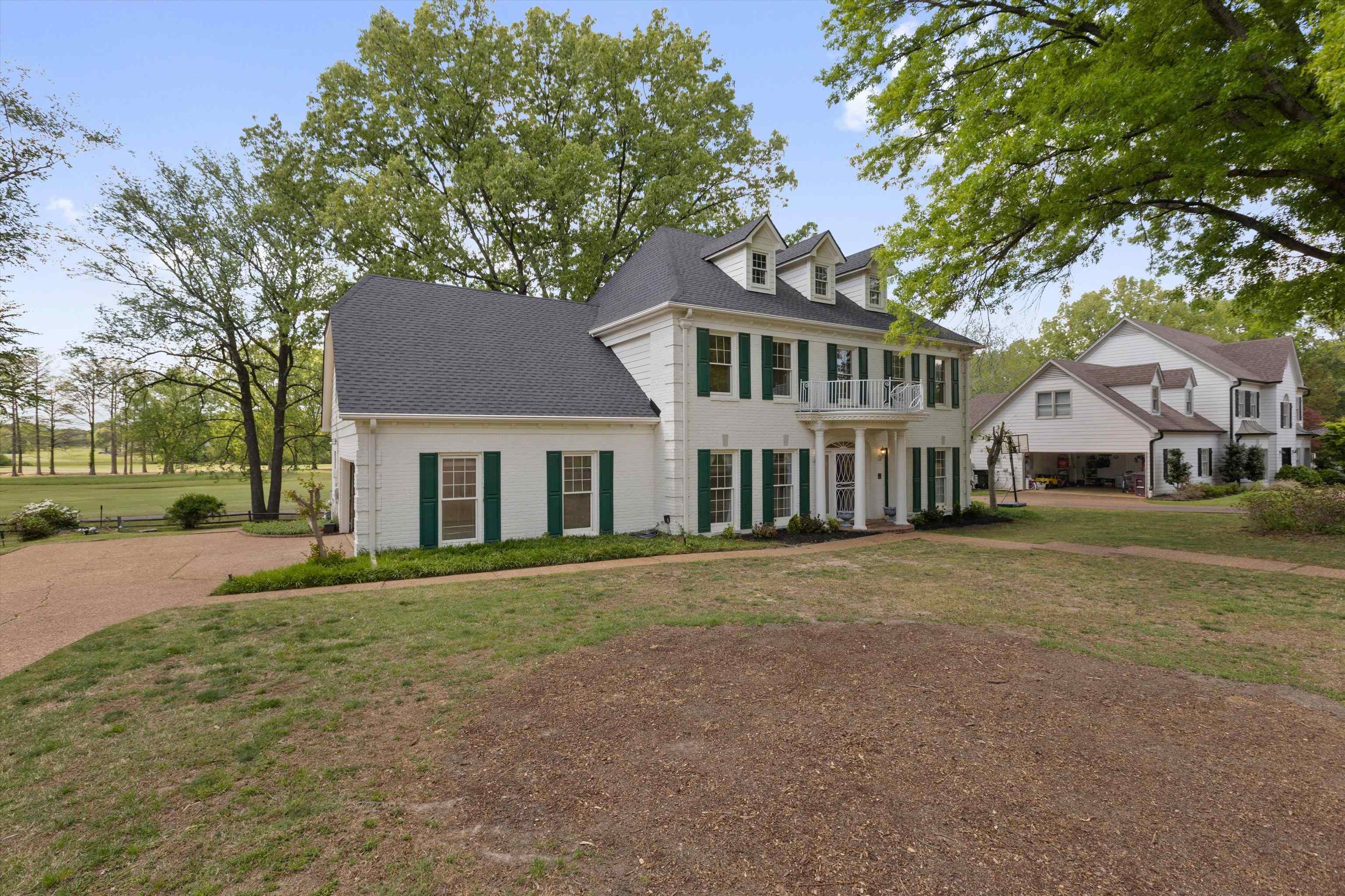 2783 West Levee Oaks Collierville, TN 38017 - Photo 4 of 40 a front view of a house with a garden