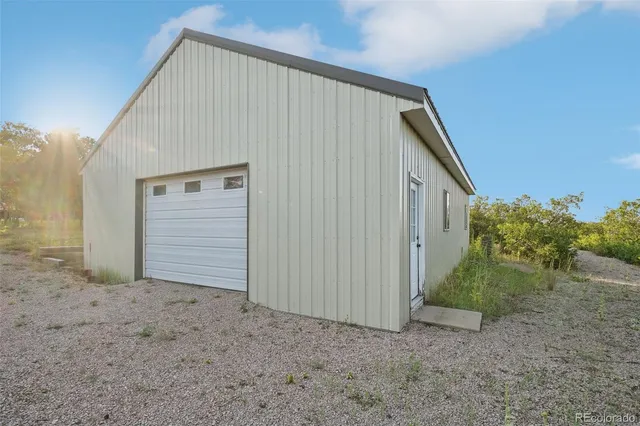 a view of a house with backyard