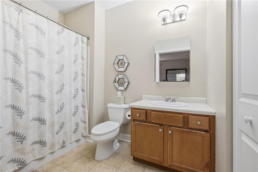 5570 Centre Avenue, Unit 400 Pittsburgh, PA 15232 - Photo 17 of 28 a bathroom with a toilet a sink and a mirror