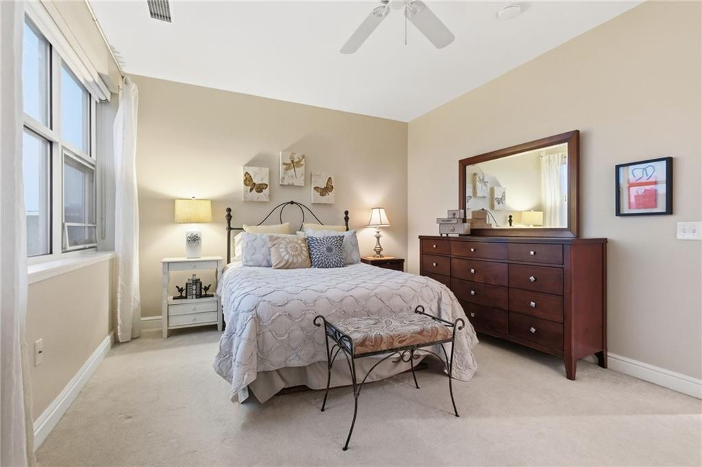 5570 Centre Avenue, Unit 400 Pittsburgh, PA 15232 - Photo 20 of 28 a bedroom with a bed and a dresser