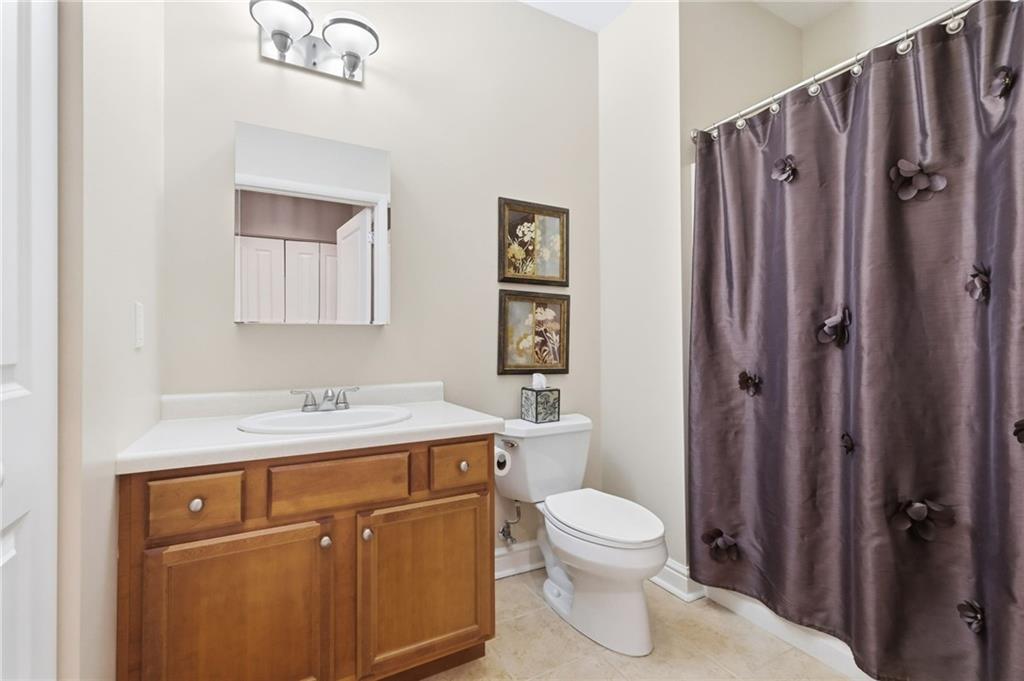 5570 Centre Avenue, Unit 400 Pittsburgh, PA 15232 - Photo 22 of 28 a bathroom with a toilet a sink a vanity and mirror