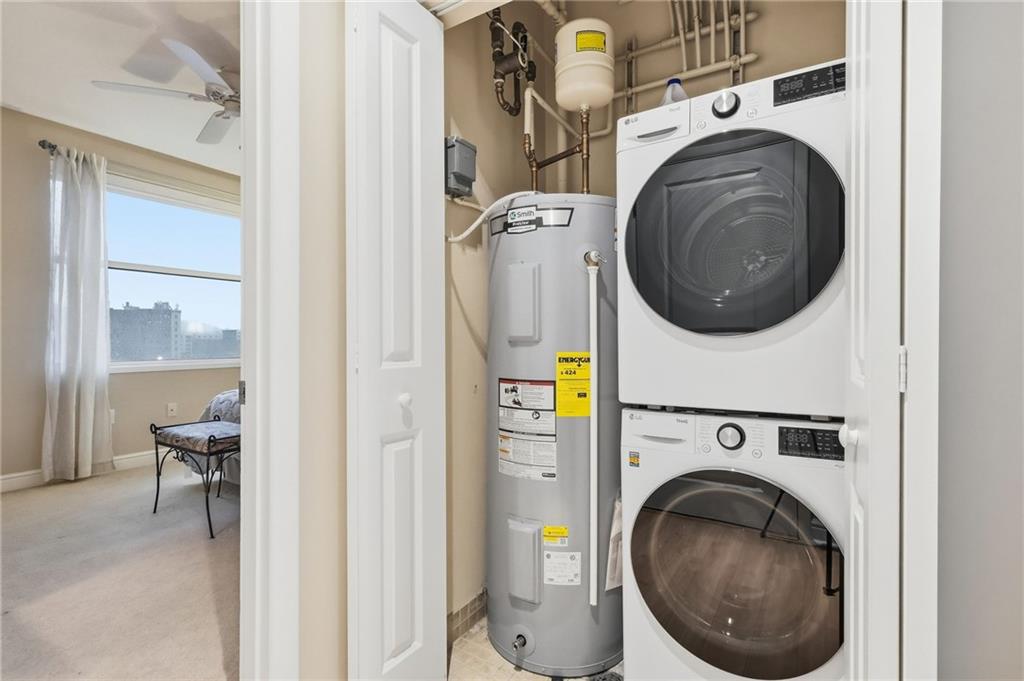 5570 Centre Avenue, Unit 400 Pittsburgh, PA 15232 - Photo 23 of 28 a view of a hallway with washer and dryer