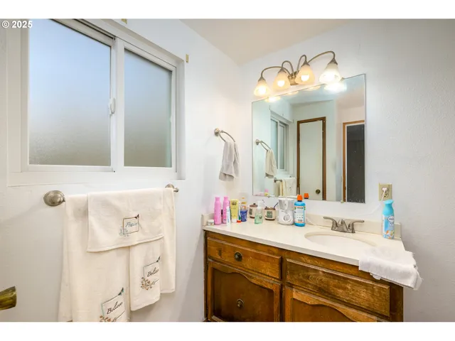 $370,900 | 125 Susan Street, Myrtle Creek, OR 97457