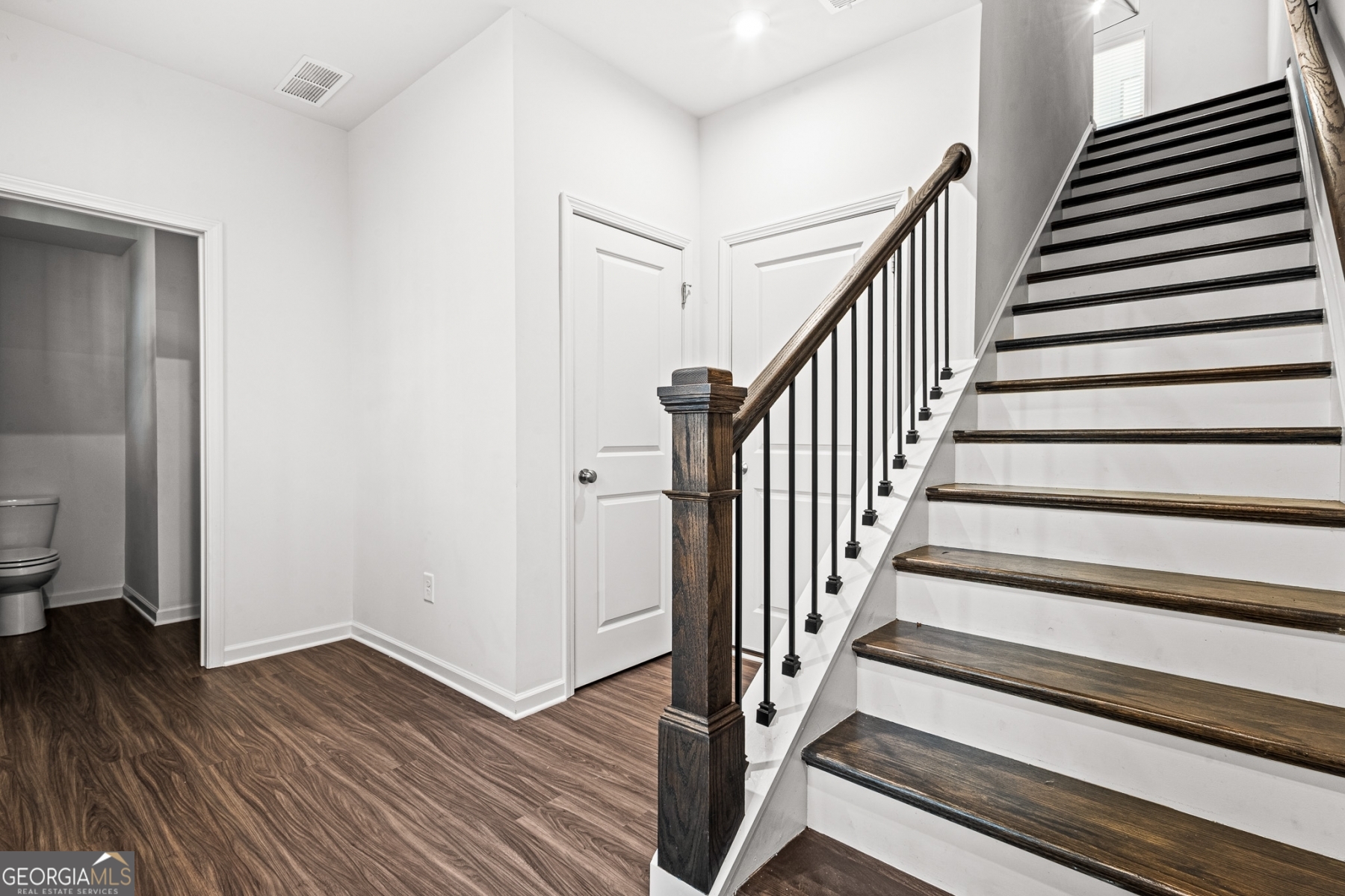 118 Chestnut Circle Atlanta, GA 30342 - Photo 2 of 18