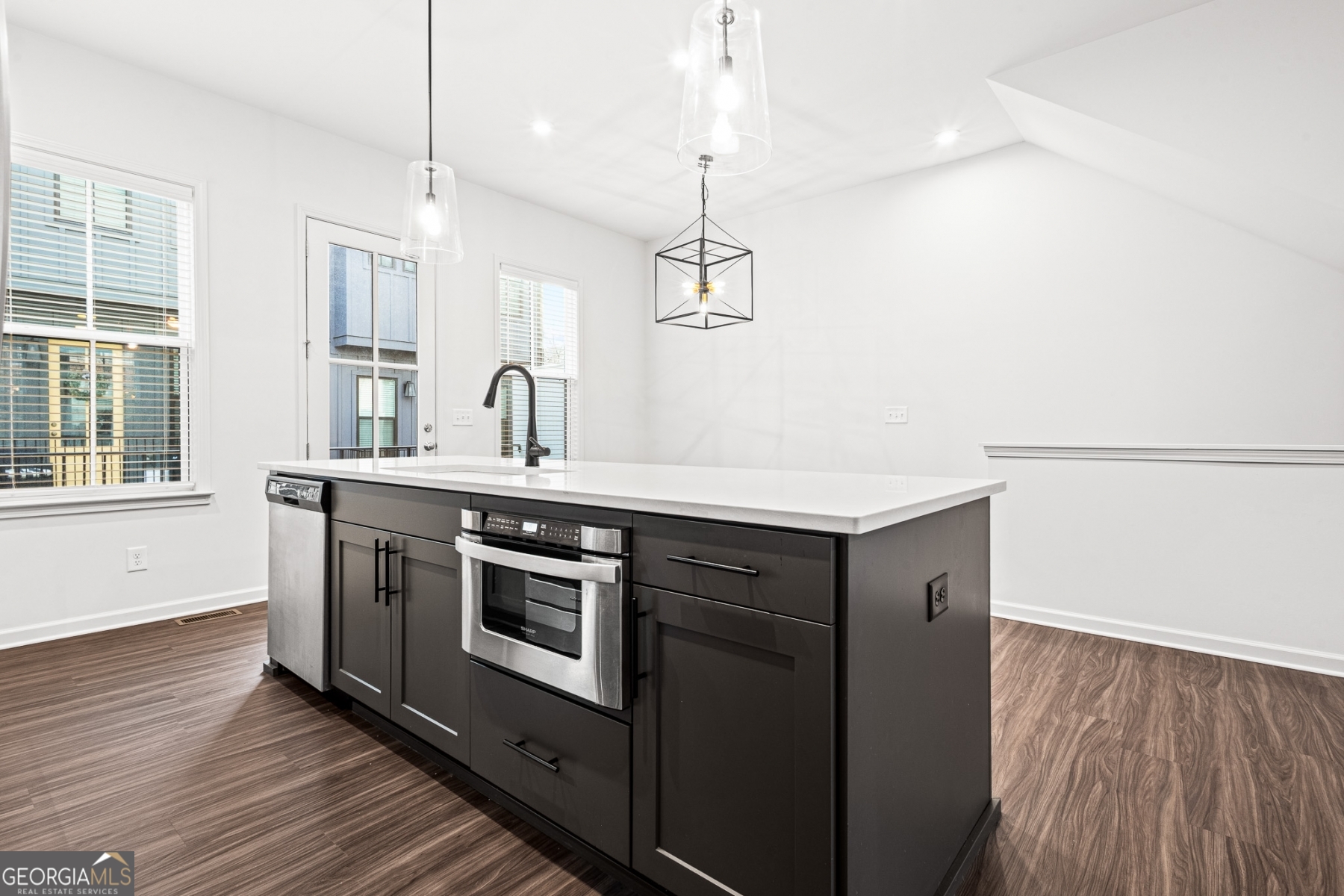 118 Chestnut Circle Atlanta, GA 30342 - Photo 7 of 18