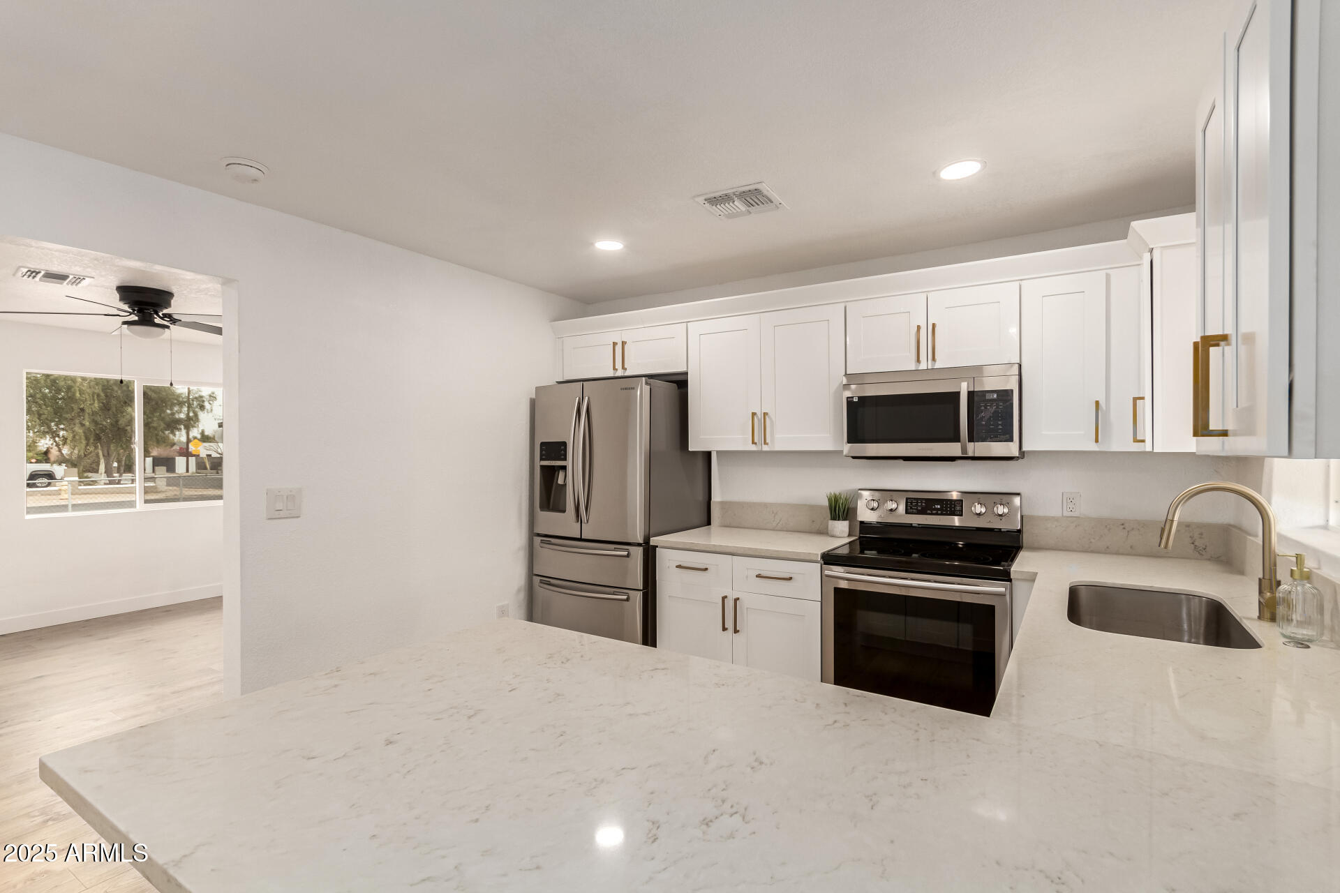 325 West Vineyard Road Phoenix, AZ 85041 - Photo 11 of 42 14 Vineyard
