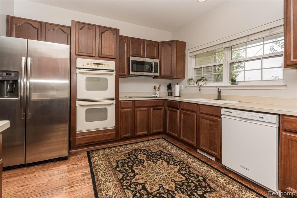 663 West Bluff Court Rochester Hills, MI 48307 - Photo 2 of 38