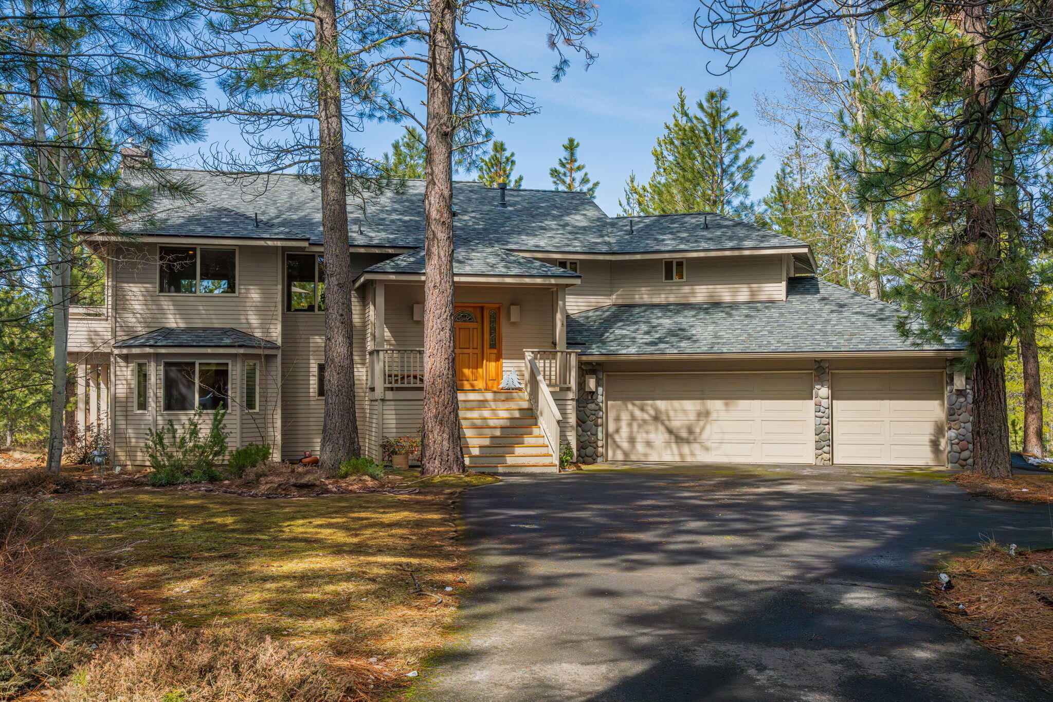 17948 Shadow Lane, Unit 7 Sunriver, OR 97707 - Photo 6 of 92 a front view of a house with a yard