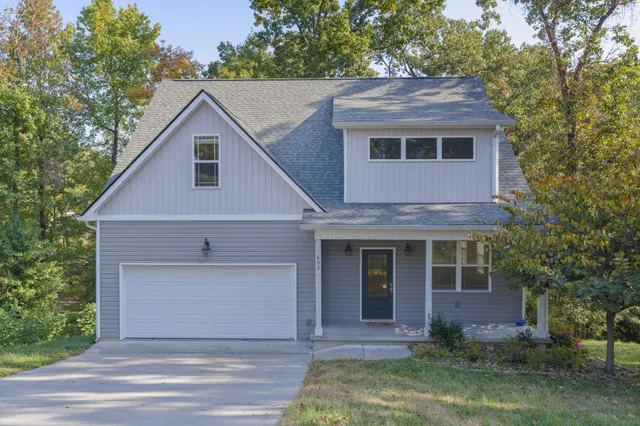 a view of a yard in front of house