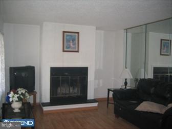 2846 Neptune Road Philadelphia, PA 19154 - Photo 4 of 6 Living Room