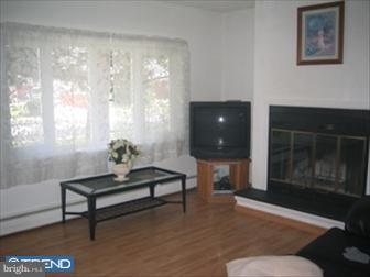 2846 Neptune Road Philadelphia, PA 19154 - Photo 5 of 6 Living Room