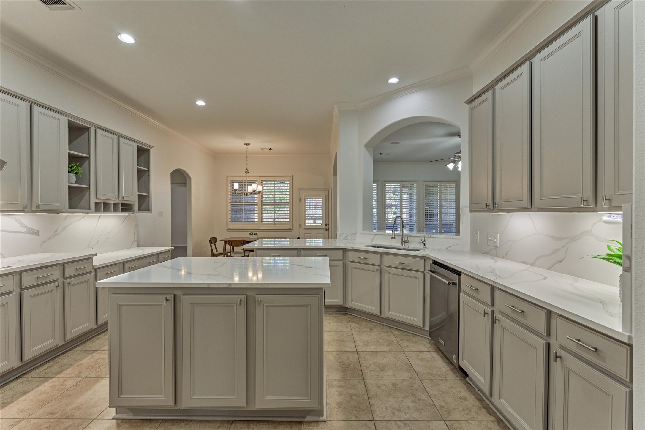 94 Oriel Oaks Circle The Woodlands, TX 77382 - Photo 16 of 46 The home has lots of cabinets and storage and is ideal for larger gatherings.