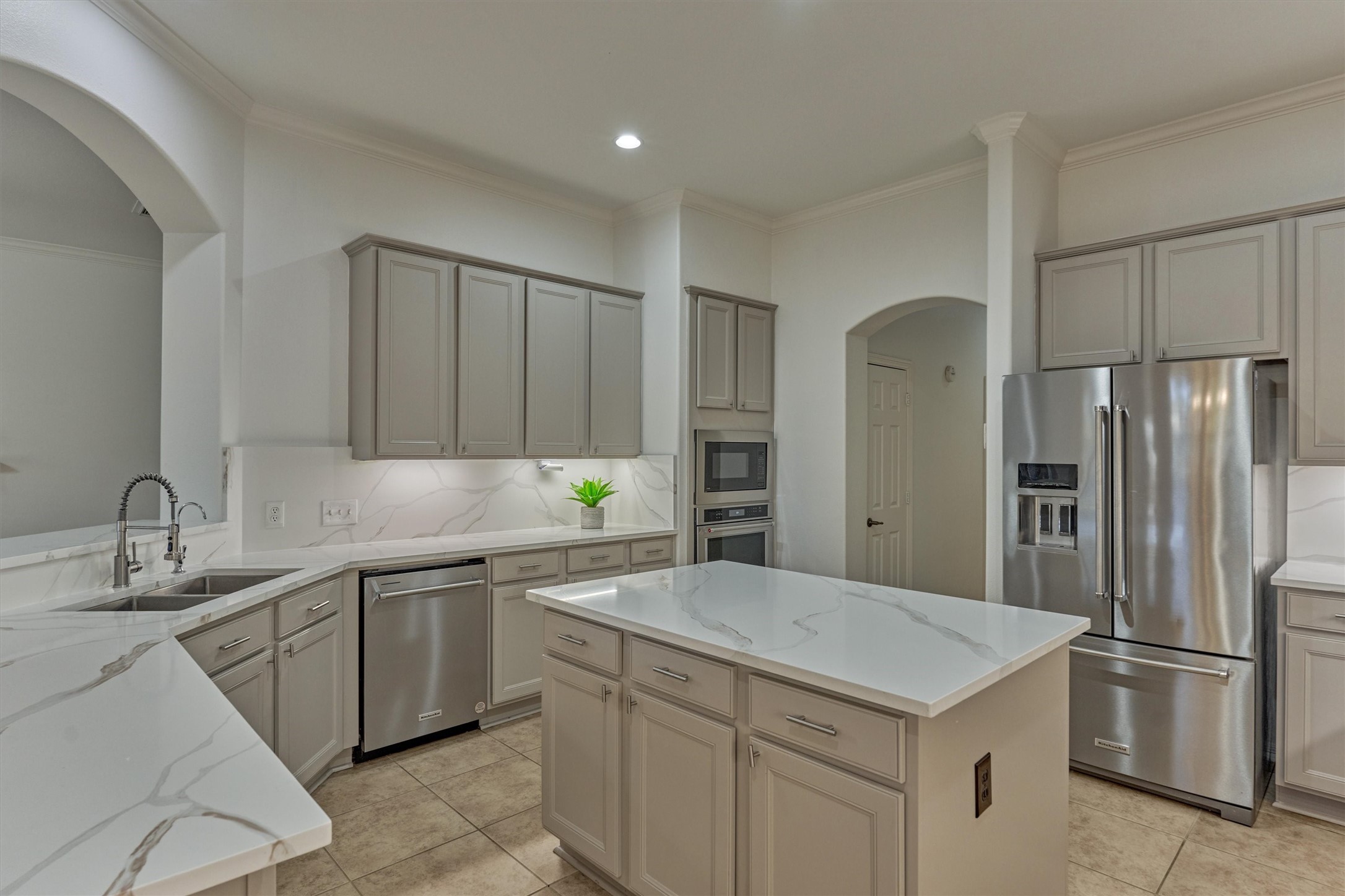94 Oriel Oaks Circle The Woodlands, TX 77382 - Photo 17 of 46 a kitchen with a sink and refrigerator