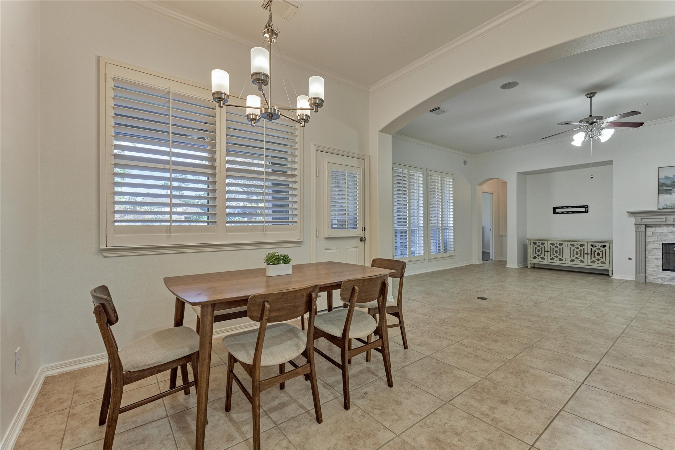 94 Oriel Oaks Circle The Woodlands, TX 77382 - Photo 19 of 46 a view of a dining room with furniture and chandelier