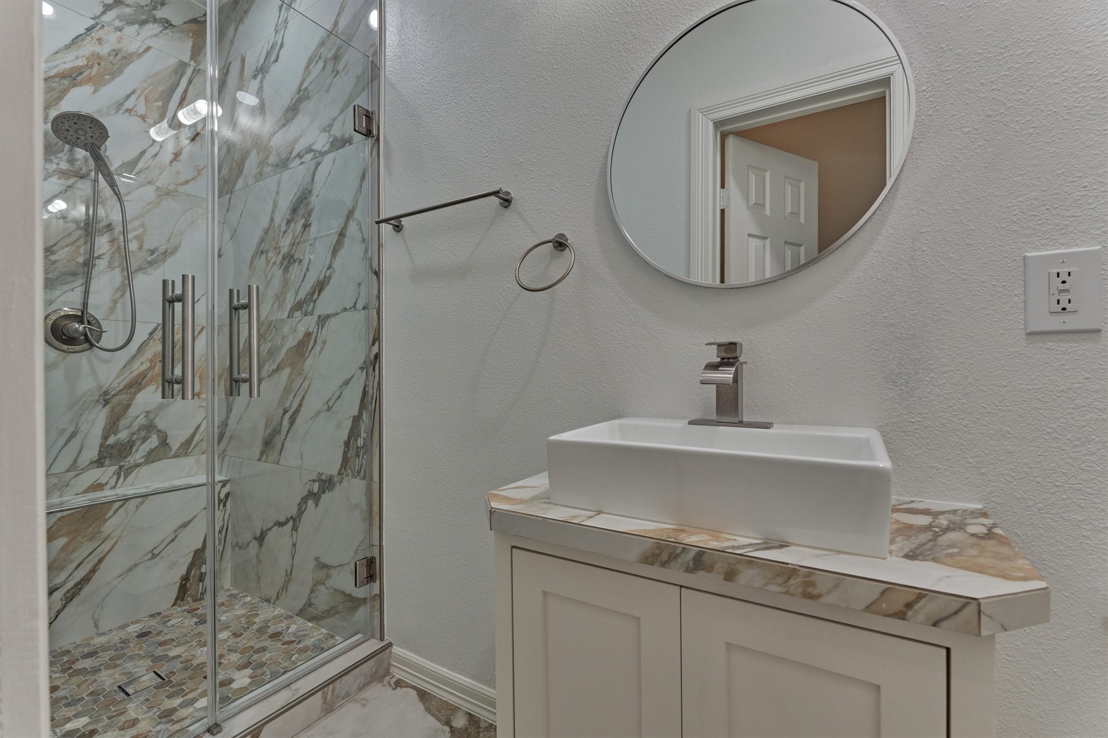 94 Oriel Oaks Circle The Woodlands, TX 77382 - Photo 26 of 46 a bathroom with a sink a vanity and a mirror