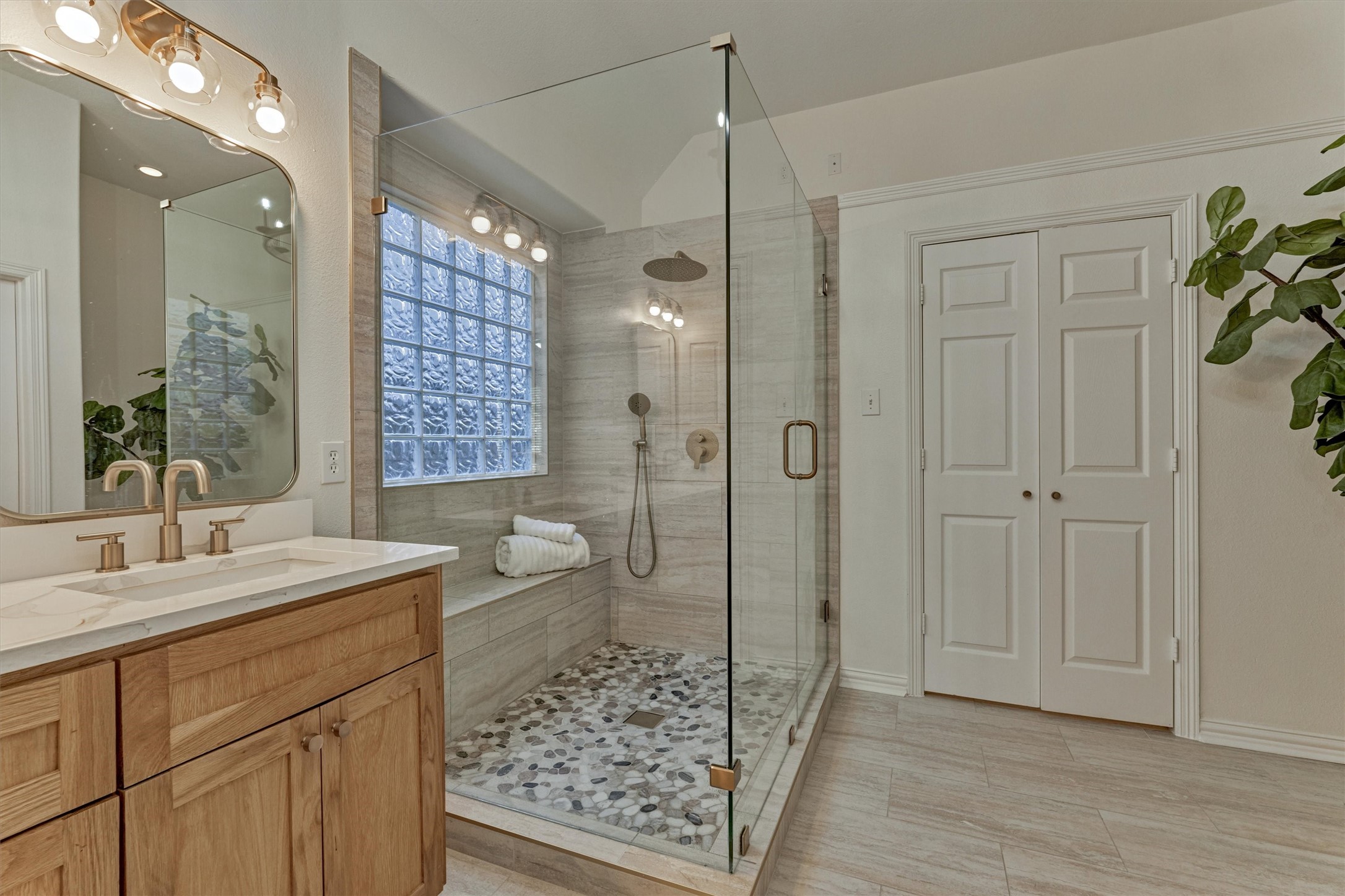 94 Oriel Oaks Circle The Woodlands, TX 77382 - Photo 30 of 46 a spacious bathroom with a shower sink and mirror