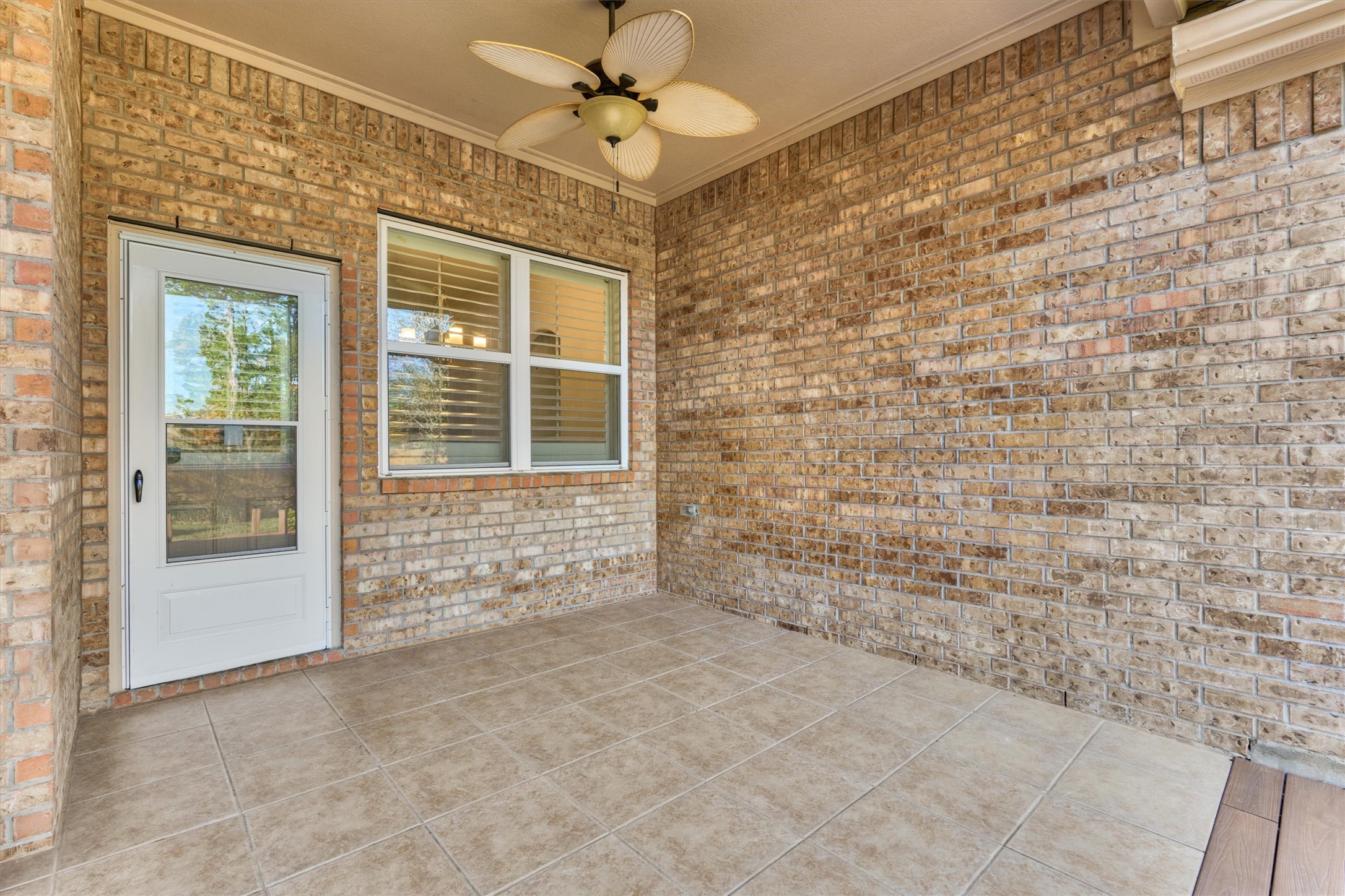94 Oriel Oaks Circle The Woodlands, TX 77382 - Photo 42 of 46 en empty room with windows