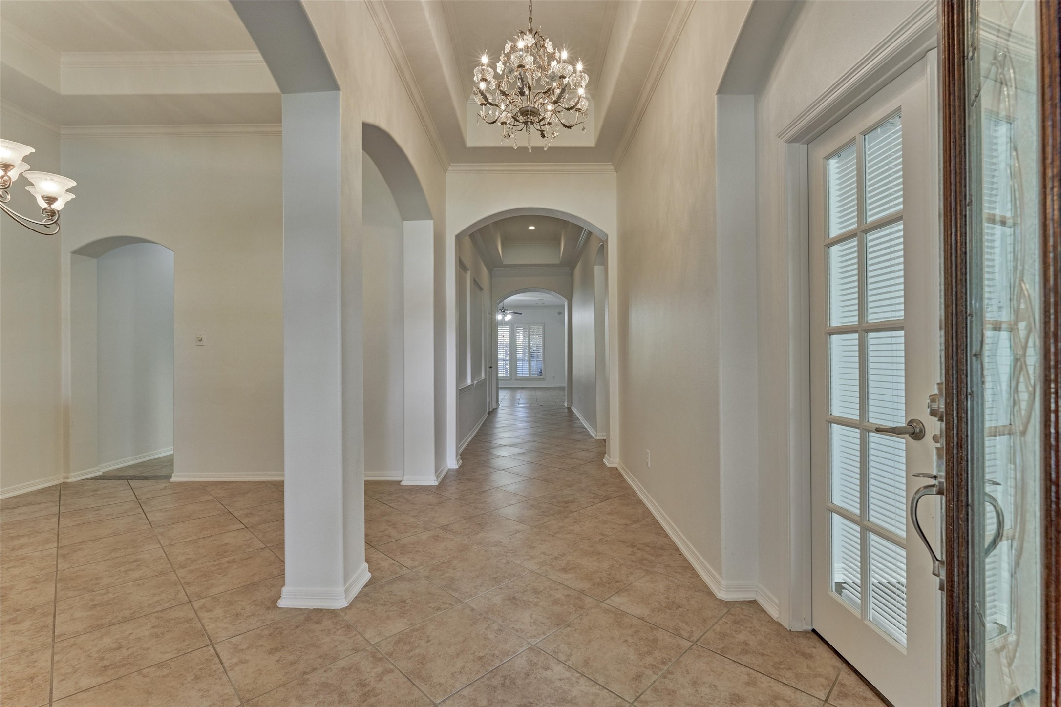 94 Oriel Oaks Circle The Woodlands, TX 77382 - Photo 5 of 46 a view of a hallway with a chandelier