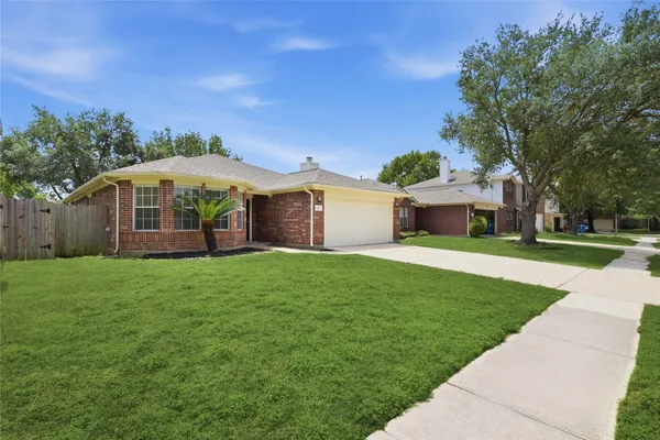 a view of a house with backyard and garden