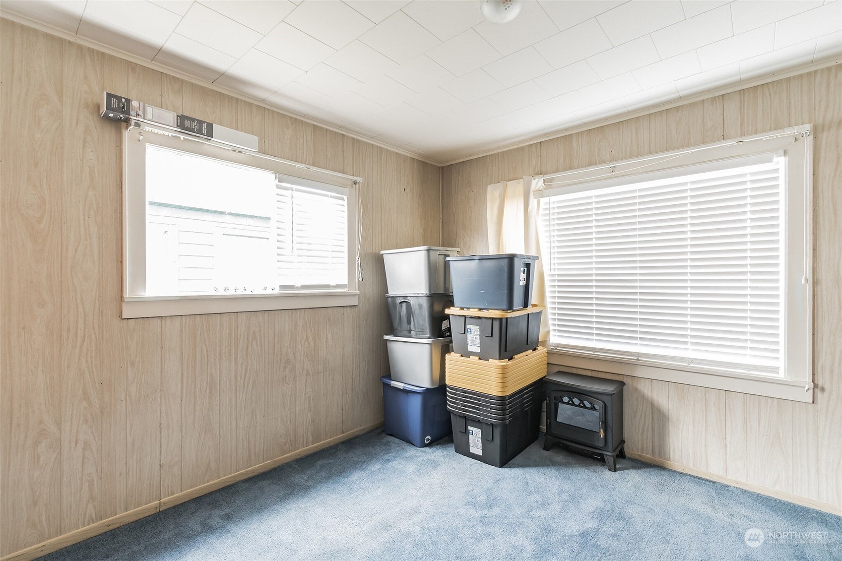 1913 Morgan Street Aberdeen, WA 98520 - Photo 11 of 26 a room with furniture and window