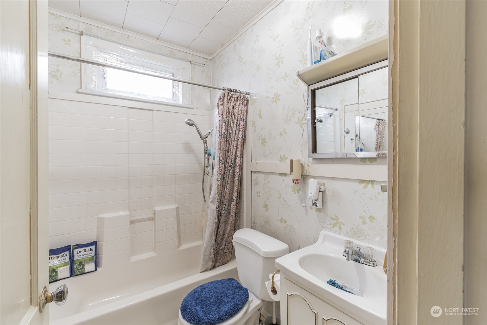 1913 Morgan Street Aberdeen, WA 98520 - Photo 12 of 26 a bathroom with a sink toilet and shower