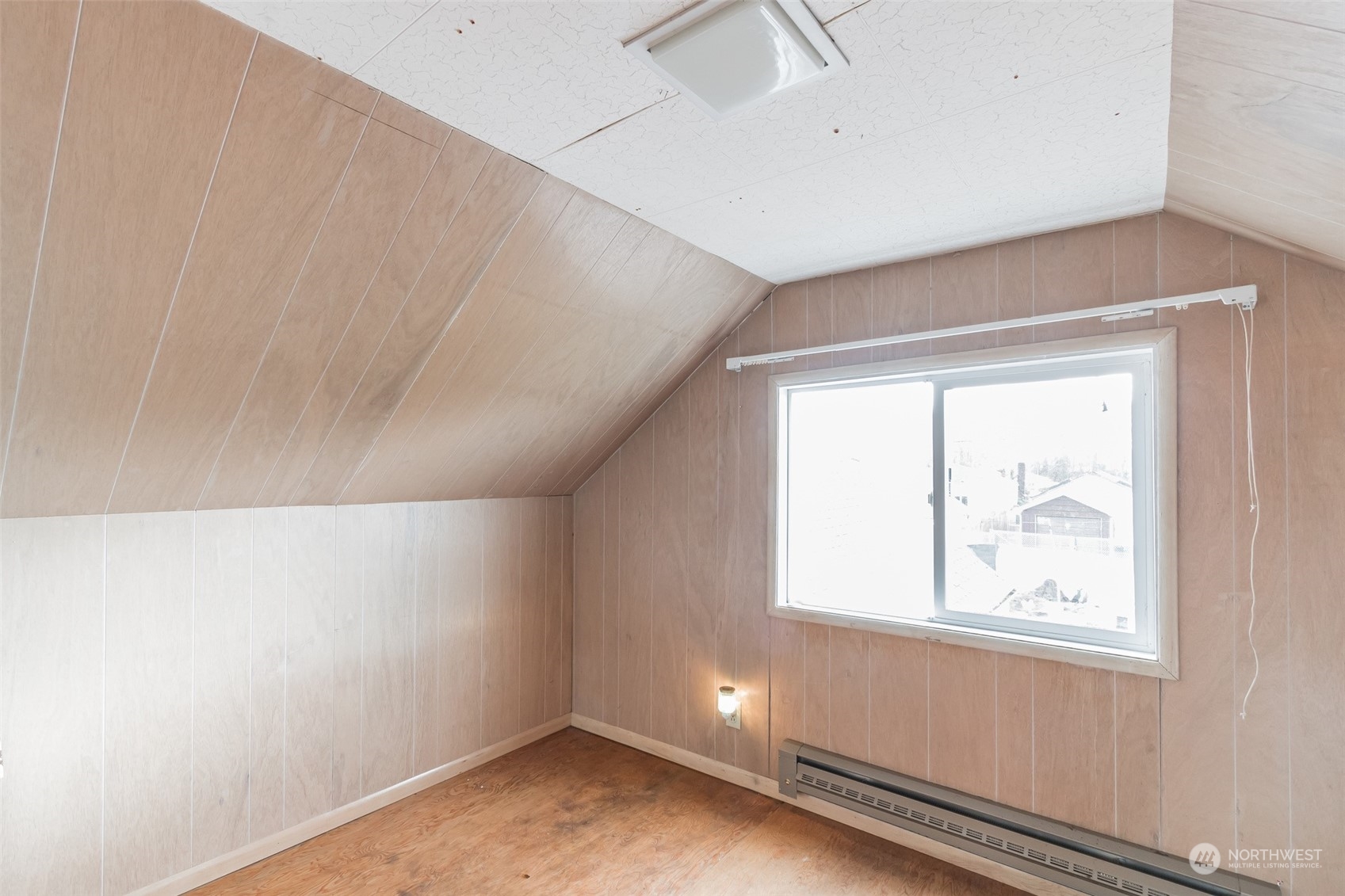 1913 Morgan Street Aberdeen, WA 98520 - Photo 15 of 26 an empty room with a window
