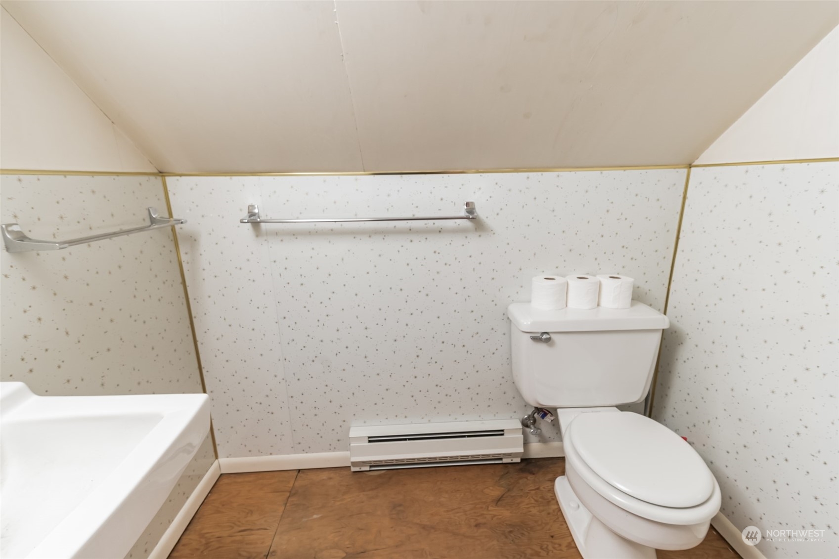1913 Morgan Street Aberdeen, WA 98520 - Photo 16 of 26 a bathroom with a toilet and a bathtub