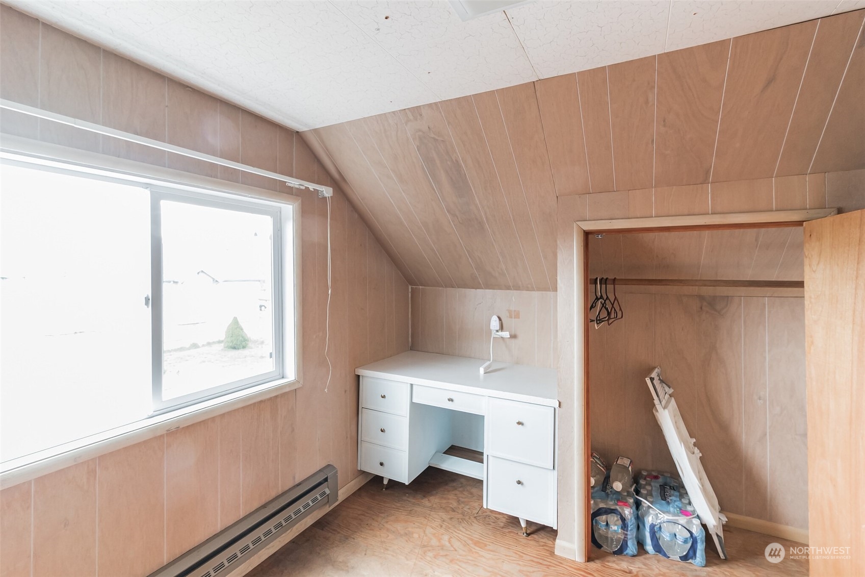 1913 Morgan Street Aberdeen, WA 98520 - Photo 20 of 26 a view of a room that has a window in it