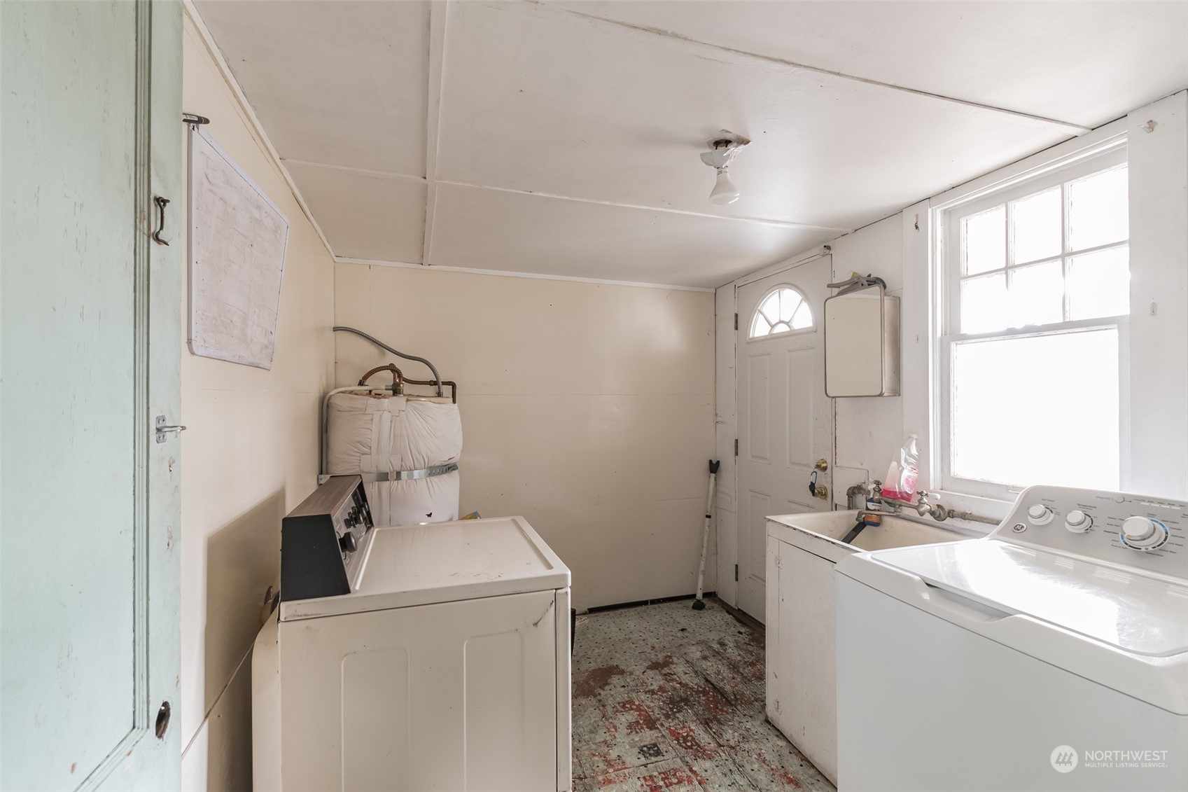 1913 Morgan Street Aberdeen, WA 98520 - Photo 22 of 26 a bathroom with a sink and mirror with bathtub