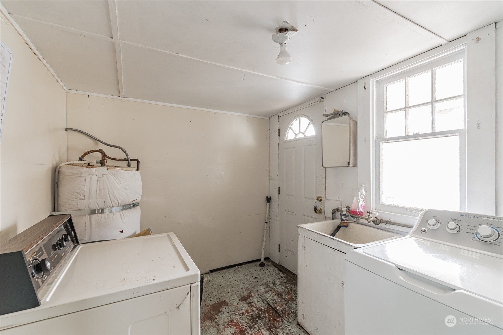 1913 Morgan Street Aberdeen, WA 98520 - Photo 23 of 26 a bathroom with a sink and a mirror