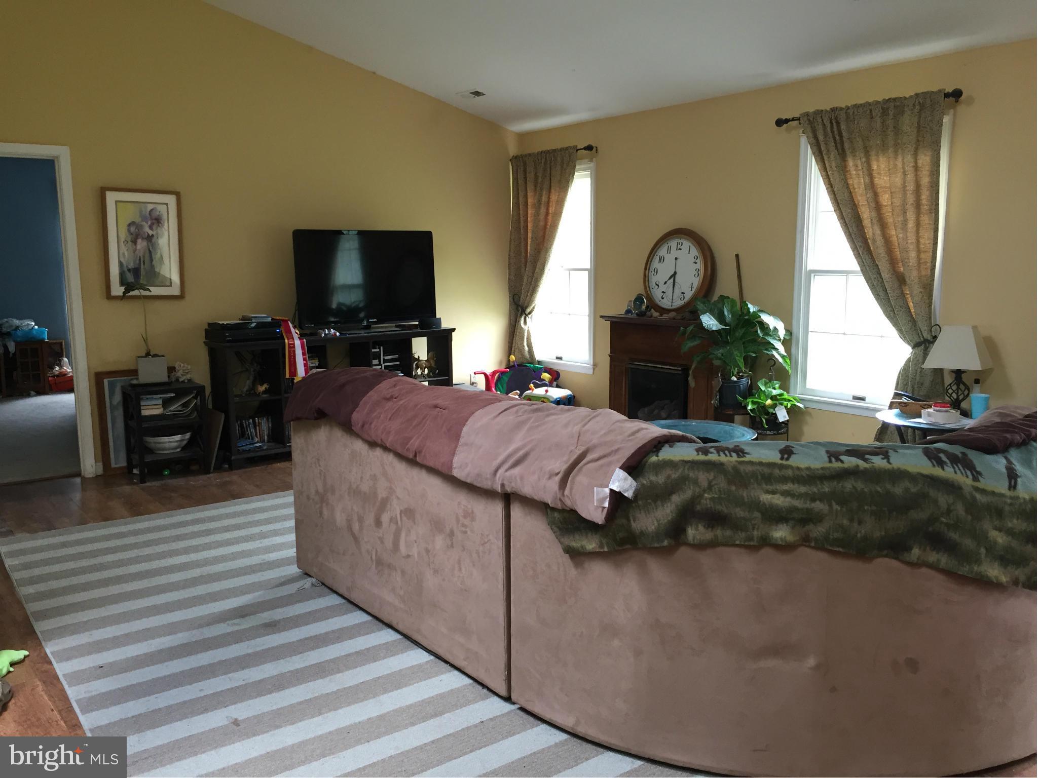 23581 Thawley Road Denton, MD 21629 - Photo 3 of 11 Living Room